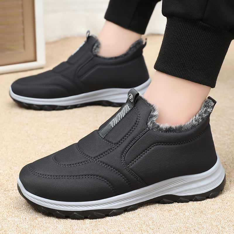 Men’s Winter Fleece-Lined Slip-On Shoes — Waterproof, Slip-Resistant, Wide Toe Box, Built for Warmth, Stability, and Confident Steps on Snowy Days.